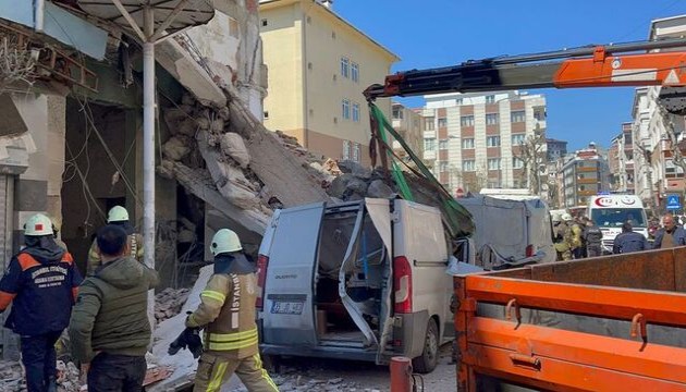 Güngören'de bir bina çöktü: Olay yerine ekipler sevk edildi